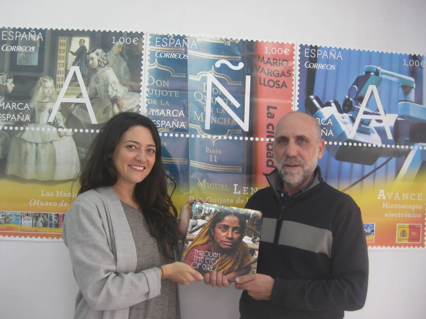 Antonio Mesas junto a una colaboradora en una exposición